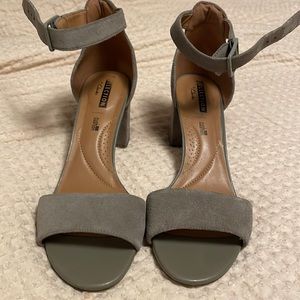Clarks Deva Mae gray leather heeled sandals with cushion insole